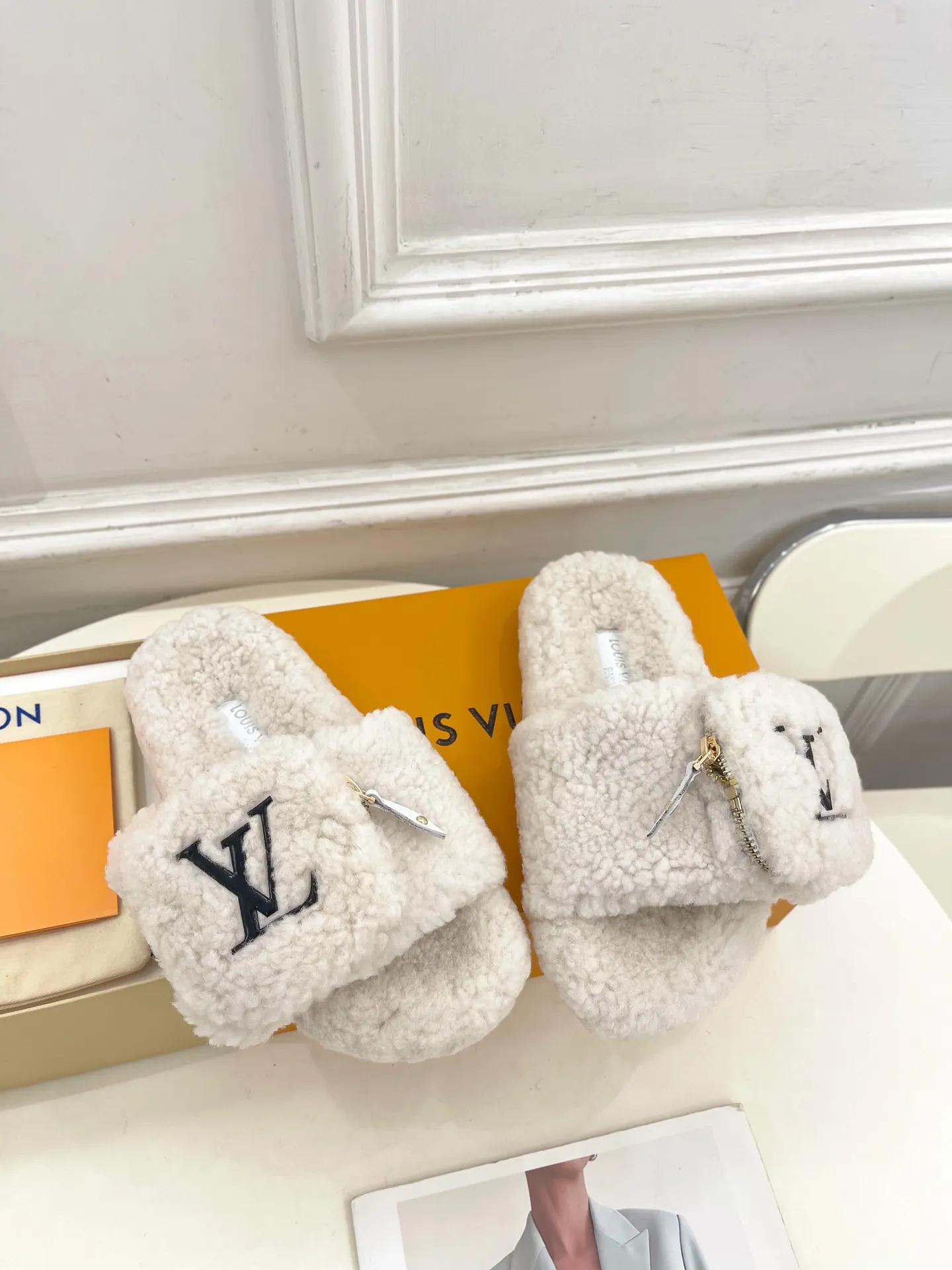 👟👟Ex-factory price 480👟👟 | Louis Vuitton 25𝐬𝐬 🧡💚2025 spring and summer new style top version⚠️ The counter features the latest LV wallet fur slippers, new hard goods🆕 ❥BS purchasing level! Full of high-end feel! A popular model among bloggers at home and abroad, it’s retro and fashionable and looks amazing on your feet! Mainly recommended model on the official website★ ━━━━━ ЅᏇєєt ━━━━━ ▪️Upper: Original custom-made wool ▪️Lining: imported goat hair lining ▪️Outsole: Original custom-made non-slip outsole ▪️Heel height: flat ▪️Shoe size: 35-39 (40.41.42 customization is not returnable)